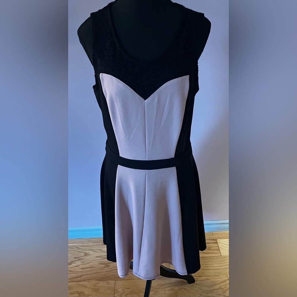 EUC Figure Flattering Black & Peach A-line Dress 14 - Picture 2 of 8